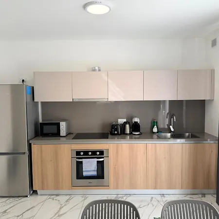 Family Friendly 2 Bedroom - By Hostmt דירה