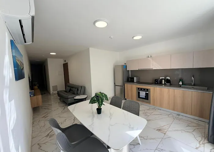 Family Friendly 2 Bedroom - By Hostmt Daire