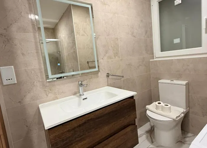 Family Friendly 2 Bedroom - By Hostmt *