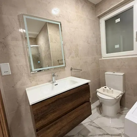 Family Friendly 2 Bedroom - By Hostmt *