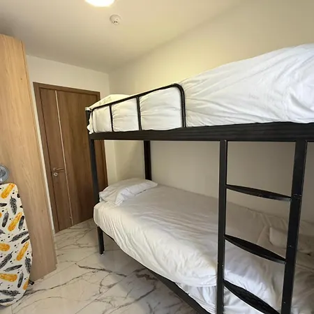 Family Friendly 2 Bedroom - By Hostmt *