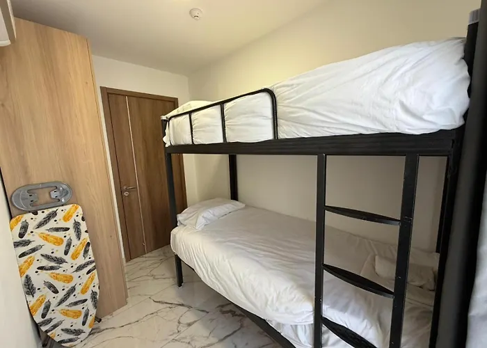 Family Friendly 2 Bedroom - By Hostmt *